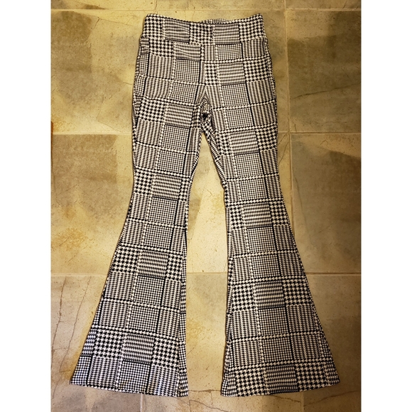 no boundaries bell bottom leggings